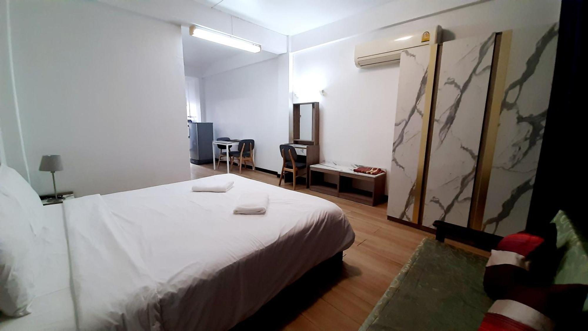 City Plaza Nana Hotel Банкок Екстериор снимка